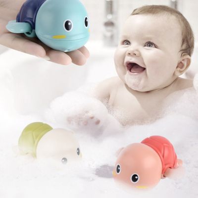 jouet-de-bain-tortues-bébé-dans-l’eau