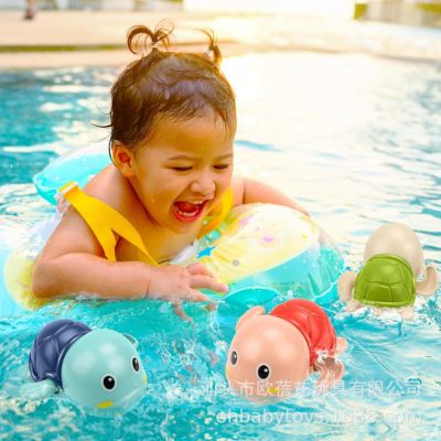 jouet-de-bain-tortues-bébé-s’amuse