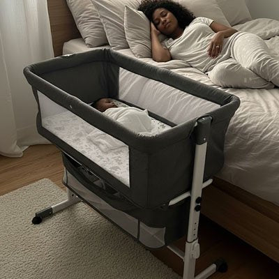 Lit cododo bébé dort dans lit sécurisé