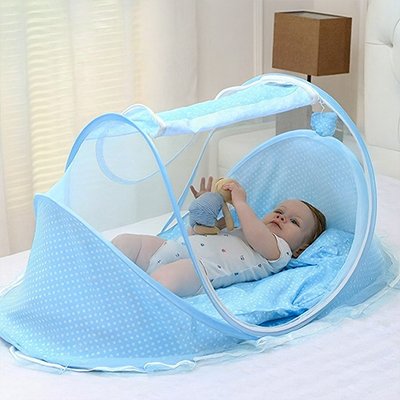 Lit moustiquaire bebe bleu allongé