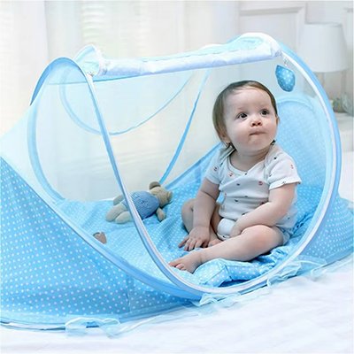 Lit moustiquaire bebe bleu assis