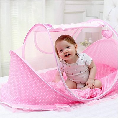 Lit moustiquaire bebe rose assis