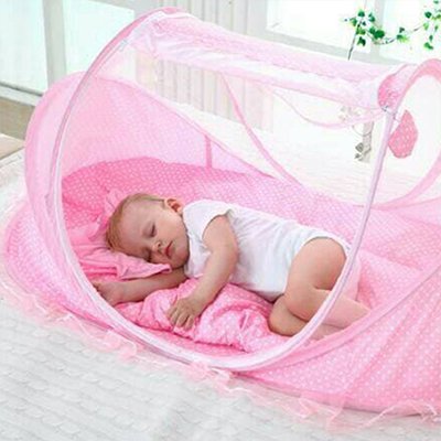 Lit moustiquaire bebe rose endormi