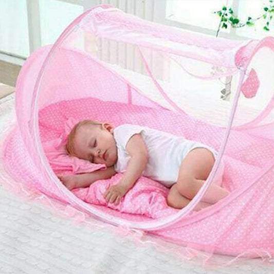 Lit moustiquaire bebe rose endormi