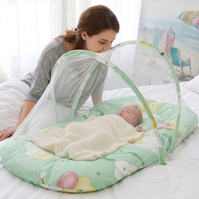 Lit moustiquaire bebe vert avec maman