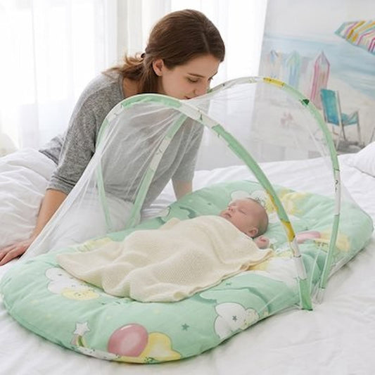Lit moustiquaire bebe vert avec maman