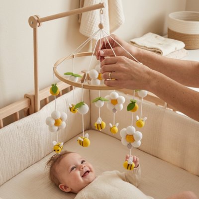mobile bébé lit bois clair