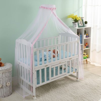 Moustiquaire lit bébé bébé rose installée