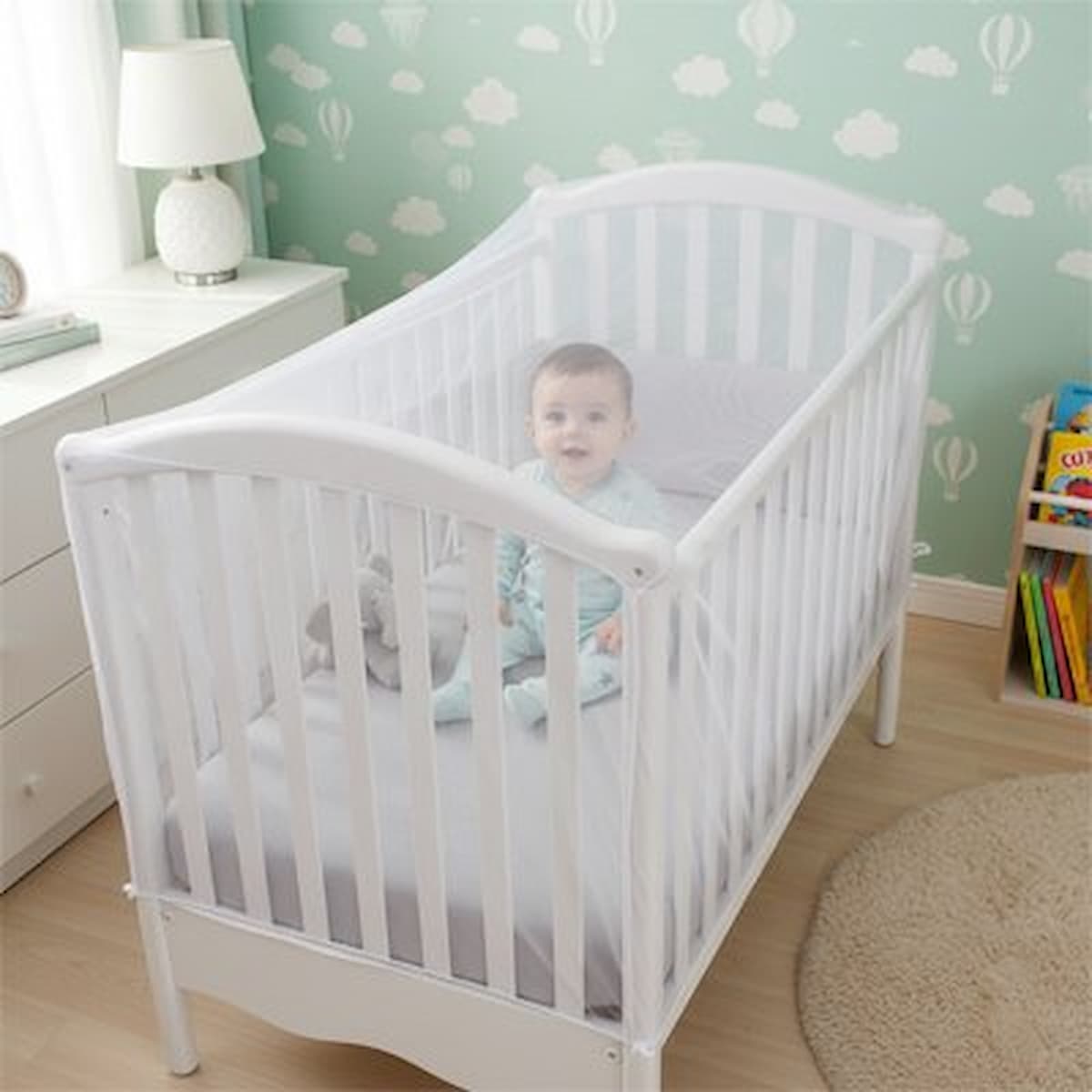 Moustiquaire lit bébé blanche avec bébé