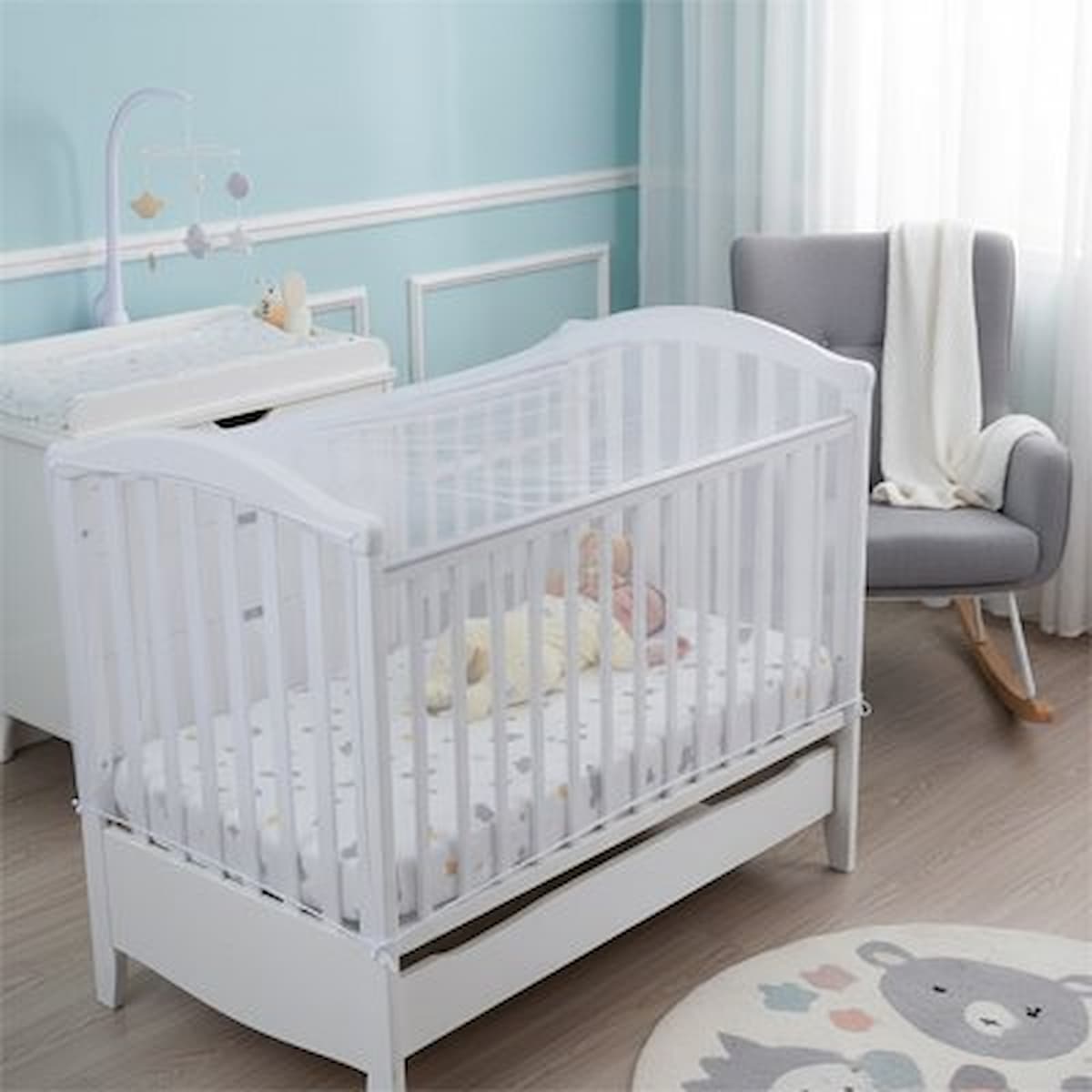 Moustiquaire lit bébé blanche installée