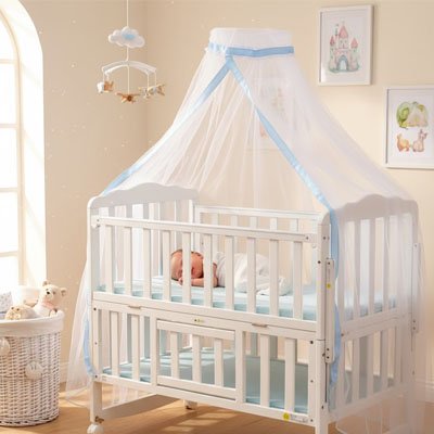 Moustiquaire lit bébé bleue avec bébé