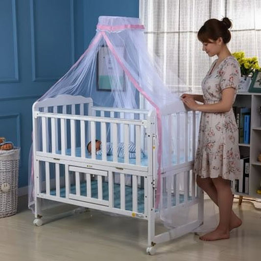 Moustiquaire lit bébé rose avec bébé