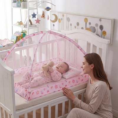 Moustiquaire lit bébé rose avec maman