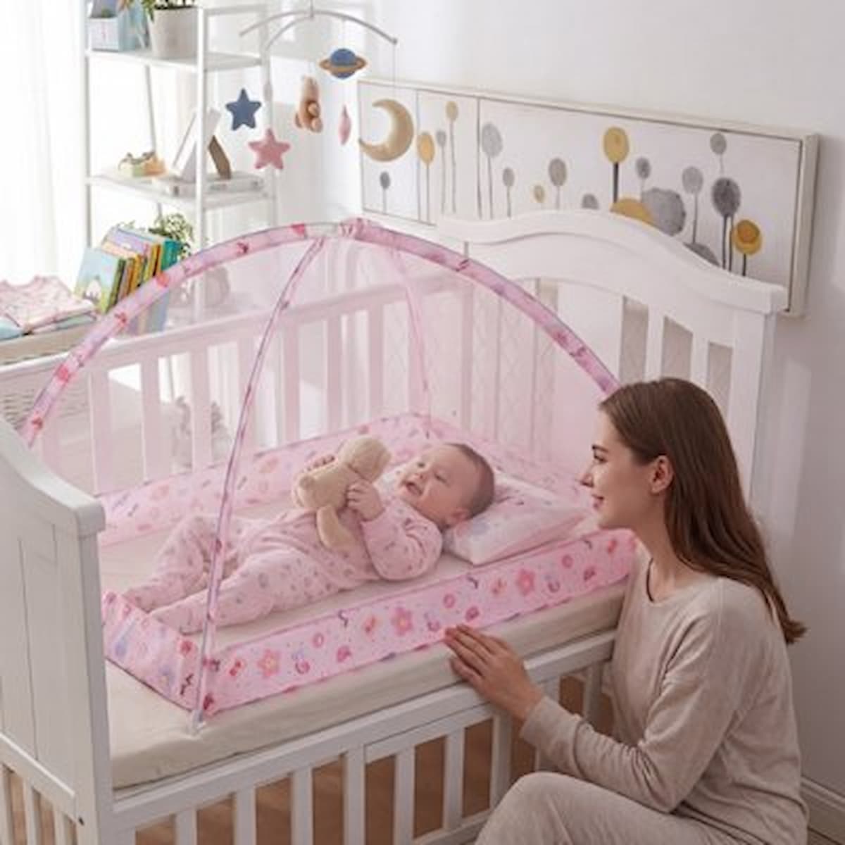 Moustiquaire lit bébé rose avec maman