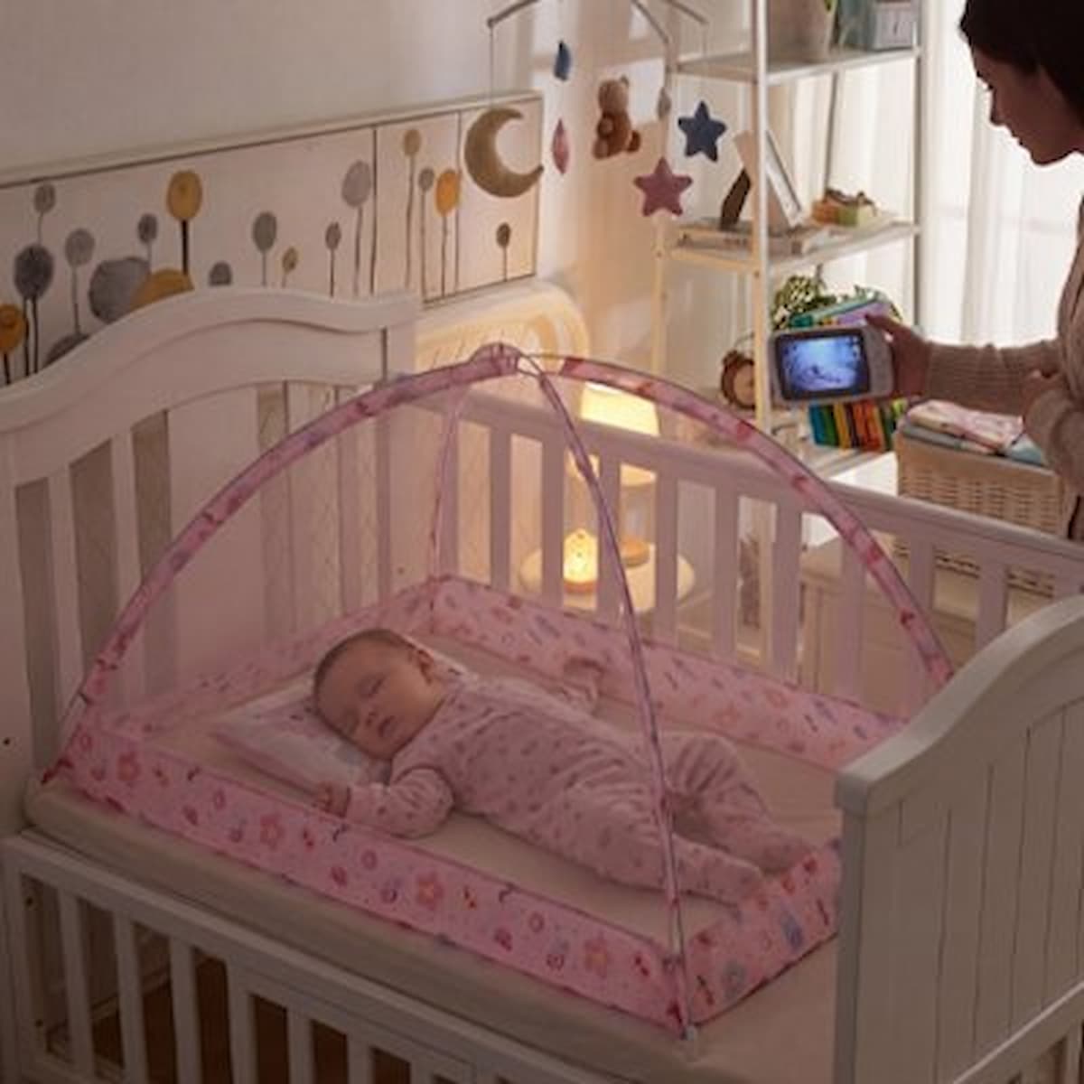 Moustiquaire lit bébé rose dans berceau