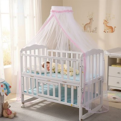 Moustiquaire lit bébé rose dans chambre