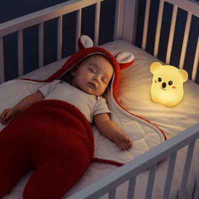 bébé dort dans nid d’ange avec veilleuse