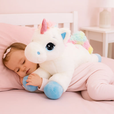 bébé dort avec peluche licorne