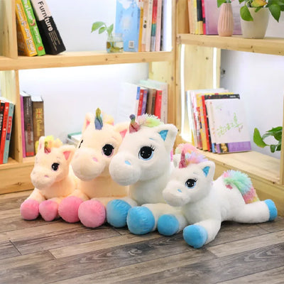 peluches licorne rose et bleue alignées