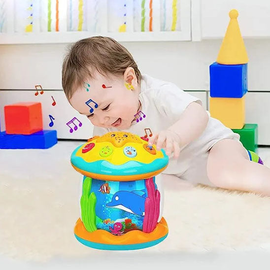bébé jouant avec projecteur océan musical