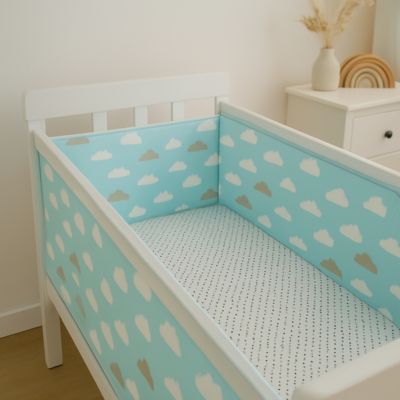 Protège barreau lit bébé motif nuage en journée