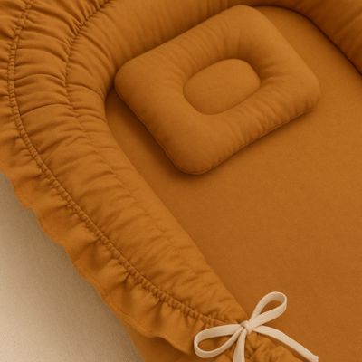 Réducteur de lit bébé - Caramel gros plan sur les détails