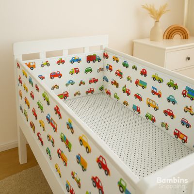Tour de lit bébé avec motif voitures colorées
