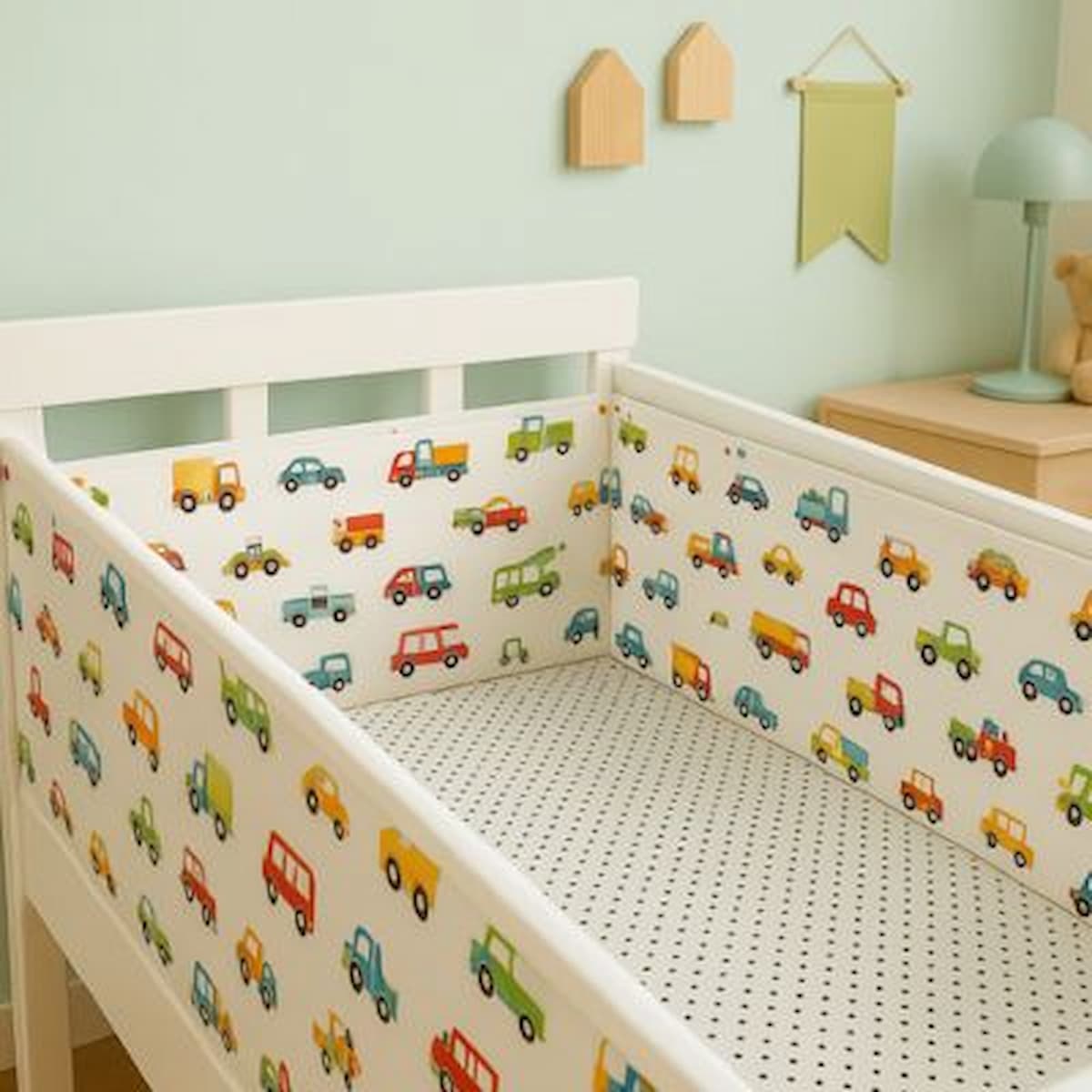 Chambre bébé avec tour de lit voitures multicolores