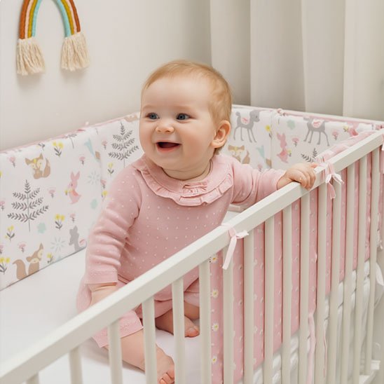 Tour de lit bébé motif forêt rose