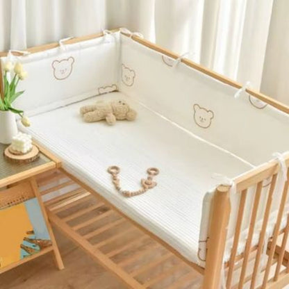 Tour de lit bébé dans chambre en bois naturelle