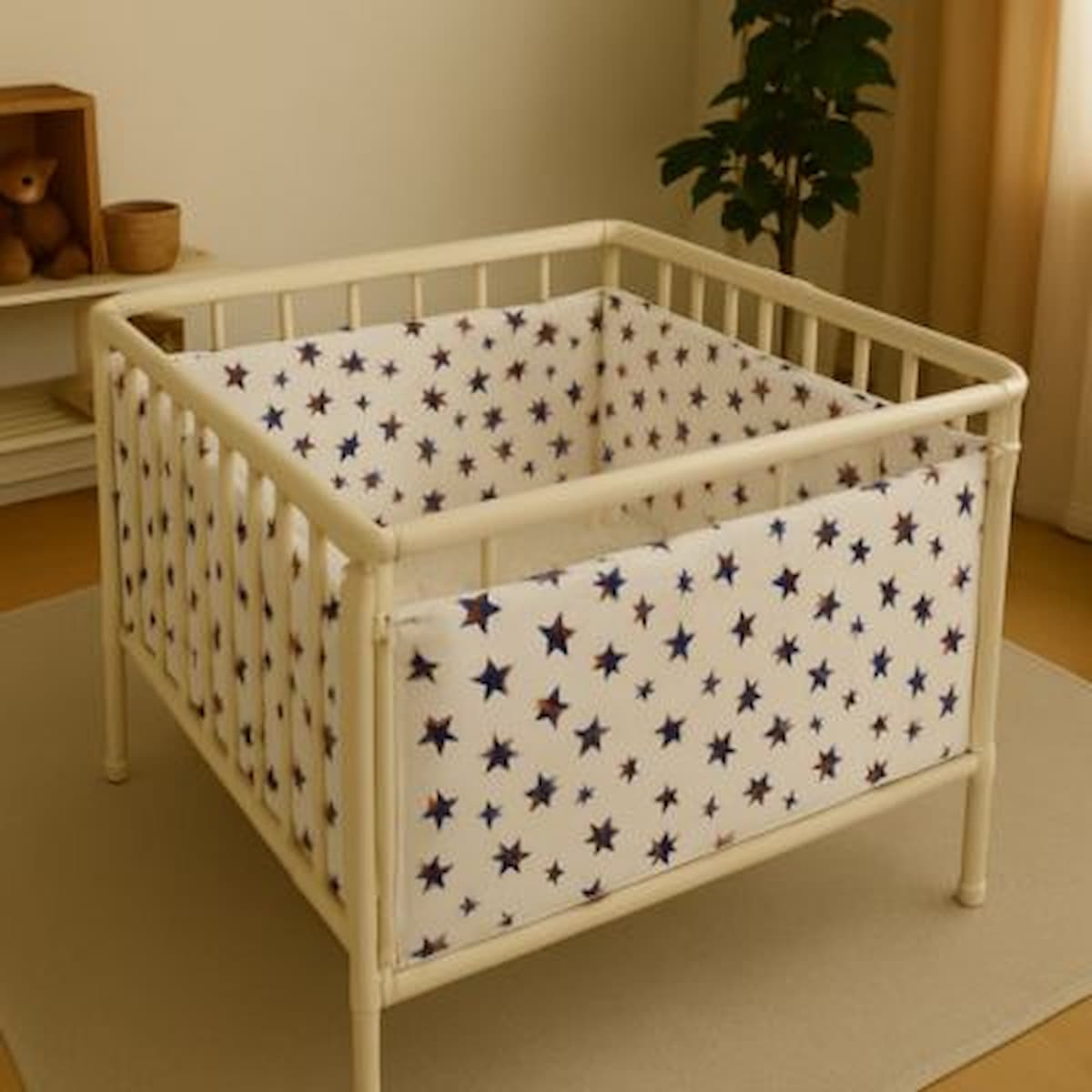 Tour de lit bébé installé dans une chambre