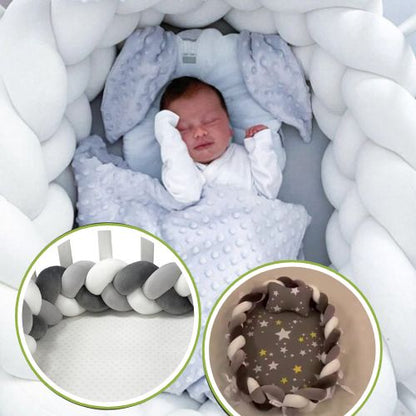 Bébé endormi dans une tresse de lit bébé gris clair, gris foncé et blanc