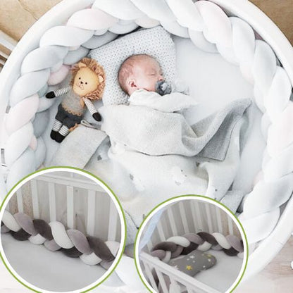 Vue d’ensemble d’une tresse de lit bébé gris clair et foncé installée
