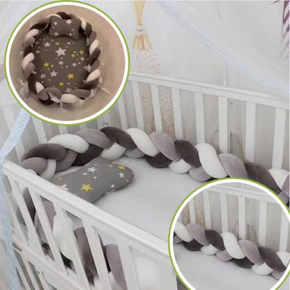 Tresse de lit bébé dans lit à barreaux avec matelas étoiles