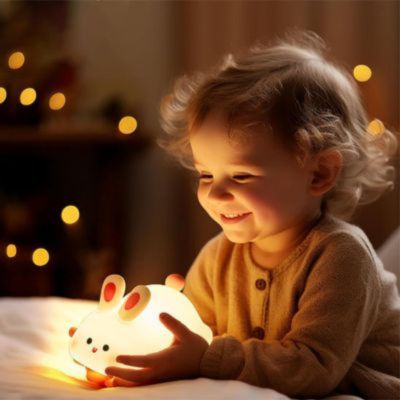 veilleuse lapin bébé heureux