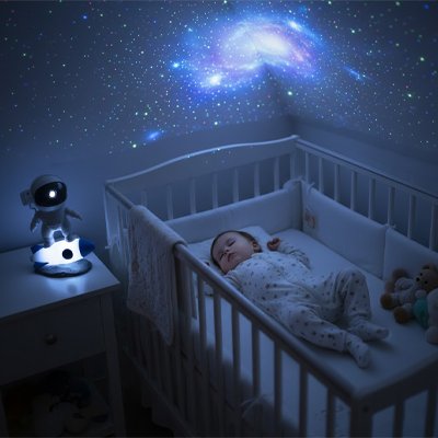 veilleuse projection galaxie avec bébé endormi